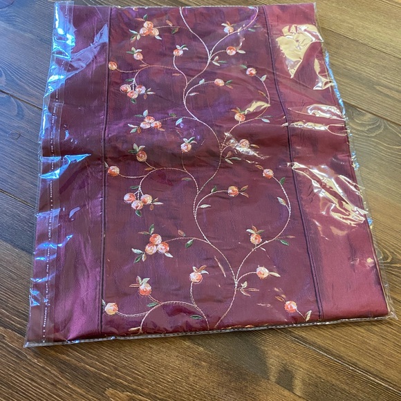 New table Runner Maroon Red with flowers and tassels 77 x 13 1/2 - Picture 9 of 10